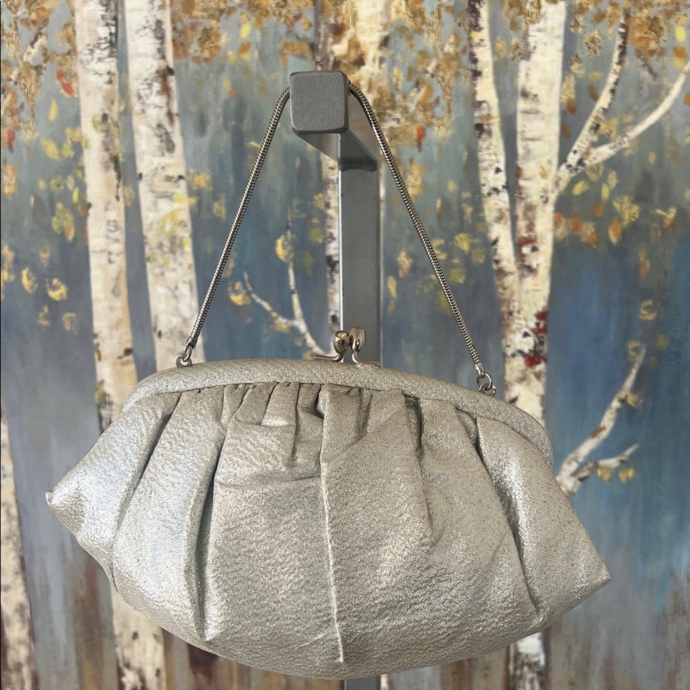 Elegant Silver Clutch Bag with Kisslock closure